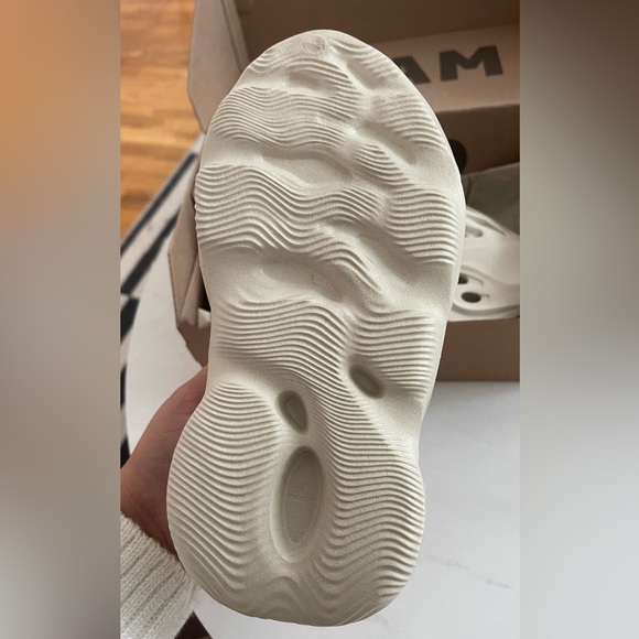 Yeezy foam runner never warn - Picture 3 of 5